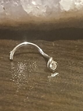 NWOT/ 18k white gold bezel diamond nose ring 20 G